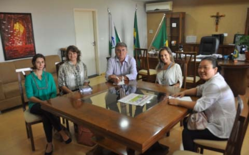 João Coloniezi recebe representantes da Secretaria de Estado da Família