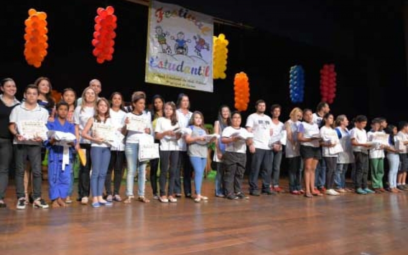 Alunos exibem seus talentos no Festival Estudantil