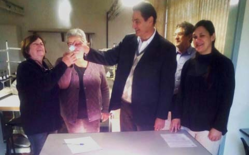 Prefeito entrega chaves do Centro de Trabalho da Mulher para grupo de costureiras