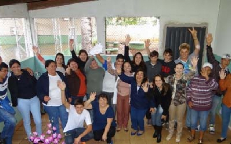 Escola Mun. Prof. Carlos Augusto Guimarães homenageia alunos da EJA