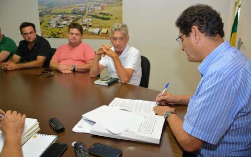 José Maria assina contratos para reforma da Rodoviária e praça do Canaã
