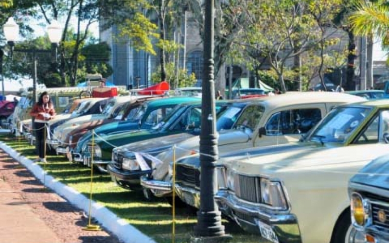 3º Encontro de Carros Antigos agitou Ibiporã