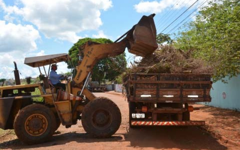 Administração Municipal retira 48 caminhões de entulho em mutirão
