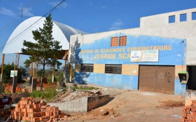 Quadra Poliesportiva e Centro Comunitário do Conjunto Lourenço Bacarin são revitalizados