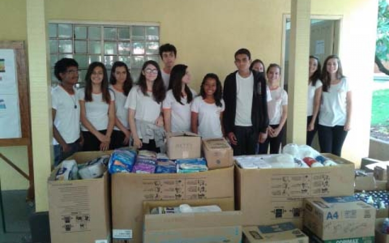 Escola faz doação ao Hospital Cristo Rei