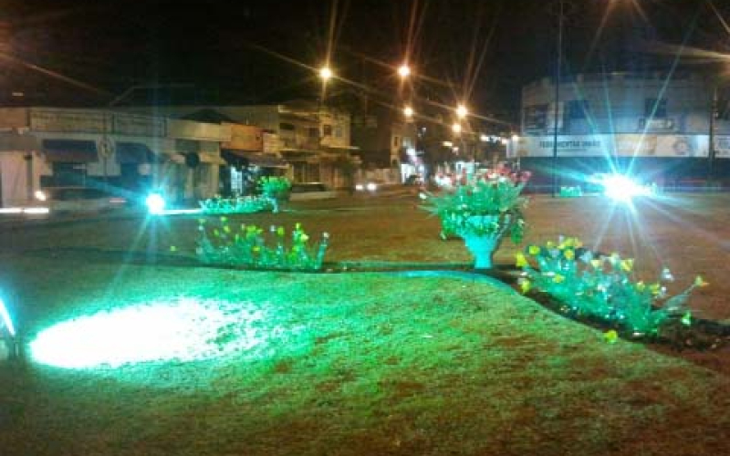 É Primavera! Tulipas de garrafa pet decoram rotatória