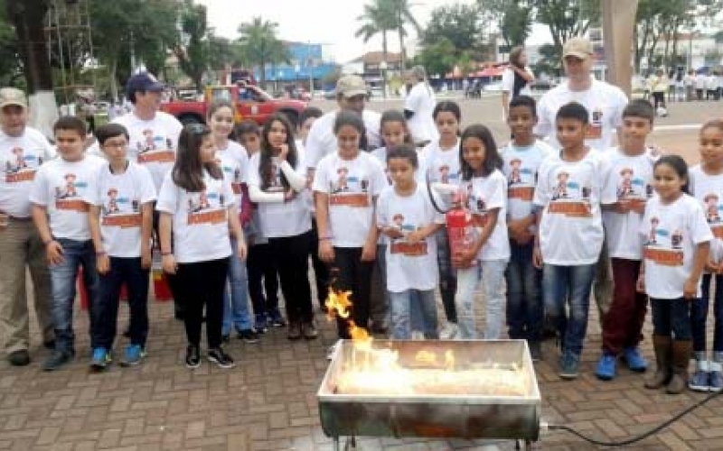 Alunos participam do 5º “Bombeiro por um Dia”