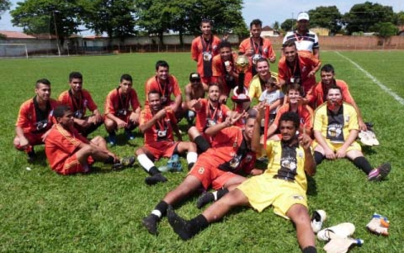 Autoescola Vega/Marcelus Bar é campeã do Amador de Futebol