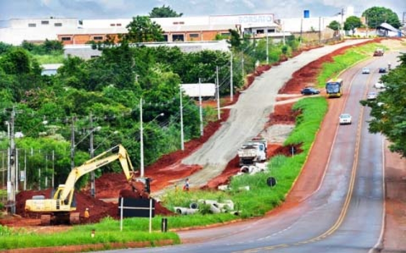 Máquinas em ação na Marginal da BR