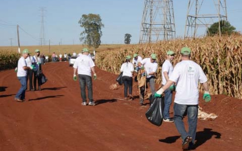 Limpeza em estrada marca o ‘Dia C’ em Ibiporã