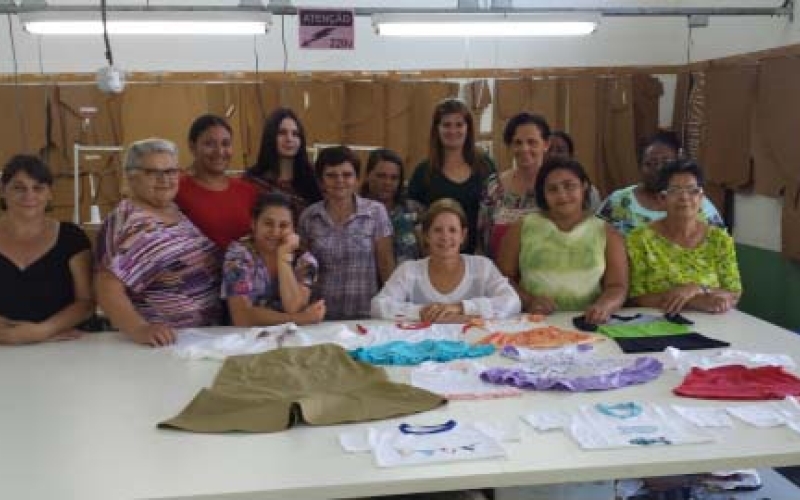 Costureiras confeccionam roupas para bebê em oficina oferecida pela Prefeitura