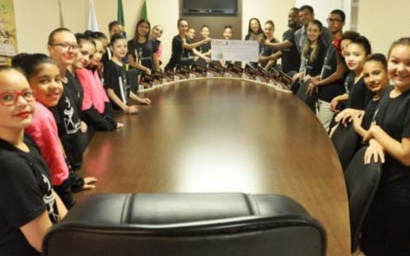 Equipe de ballet de Ibiporã rumo a festival na Argentina