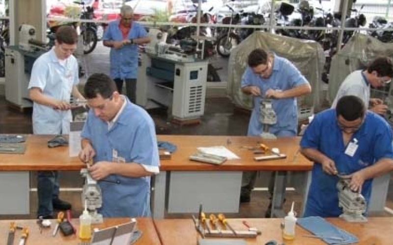 Cursos de Serralheiro e Pintura em Tecidos