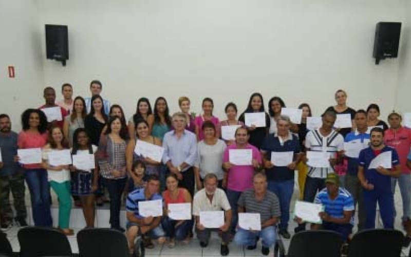 Entrega de certificados para formandos dos cursos de qualificação