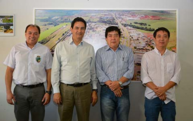 José Maria recebe representantes de empresa coreana