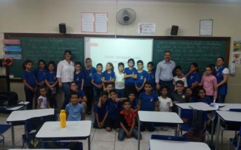Secretário de Indústria e Comércio palestra em escola
