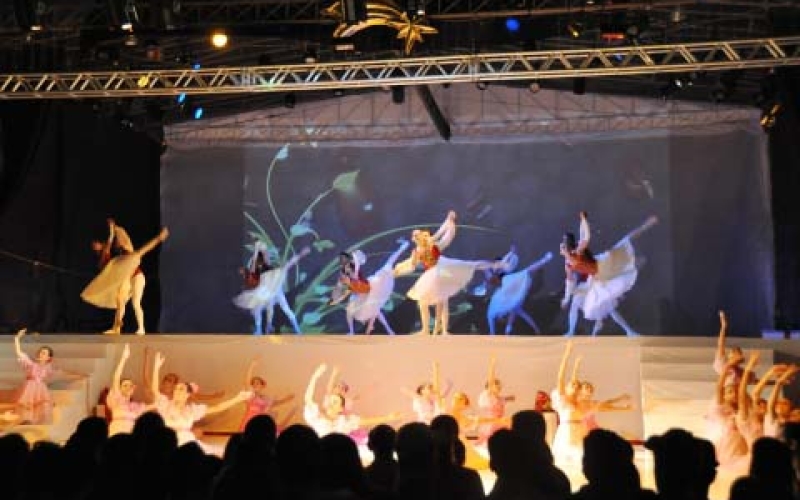Quebra Nozes abriu a programação artística de Natal na Praça Pio XII
