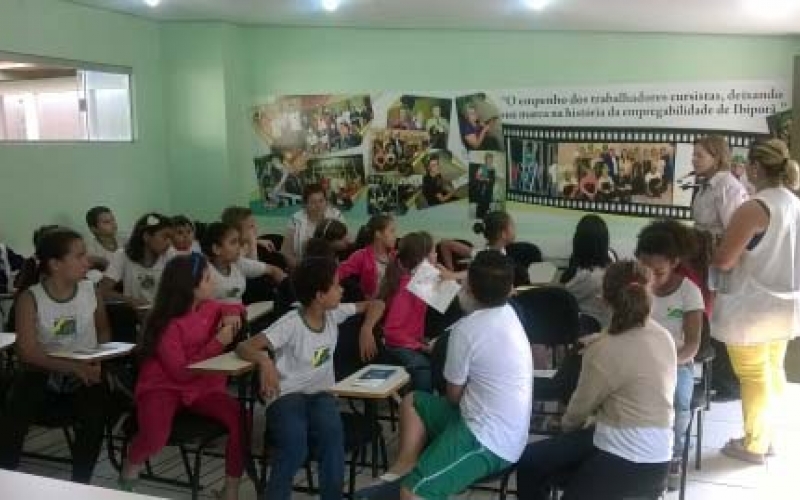 Alunos da Escola Almerinda visitam Agência do Trabalhador de Ibiporã