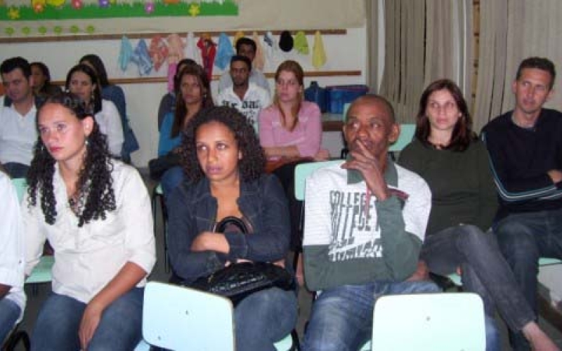 Palestra para pais sobre escola e família no Conjunto Ângelo Maggi
