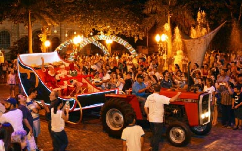 Abertura do Natal Luz de Ibiporã contou com a chegada do Papai Noel