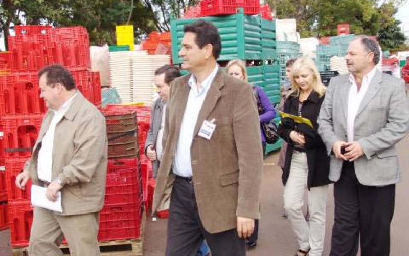 Prefeito e diretores da Fiep em visita à Novel