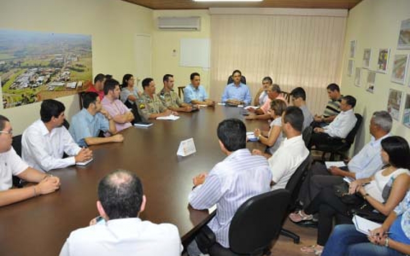 Prefeito José Maria recebe contadores em café da manhã