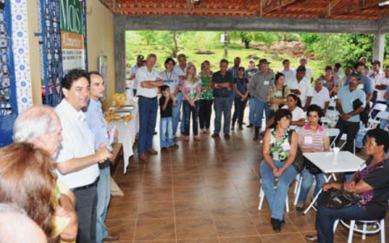Produtores de leite de Ibiporã têm dia de campo