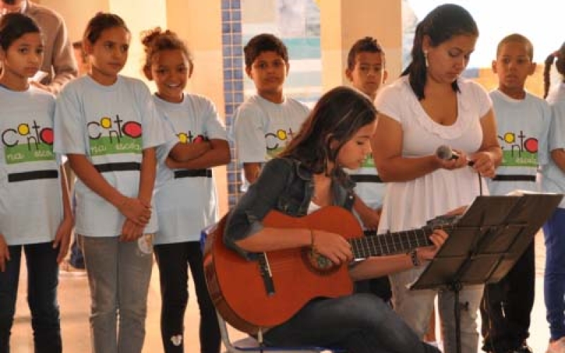Alunos do projeto ‘Canto e Coral’ emocionam as mães
