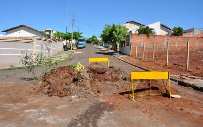 Administração Municipal desentope bueiros e galerias pluviais