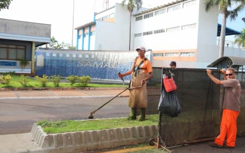 Equipe de roçagem da Prefeitura trabalha em diversos pontos do município