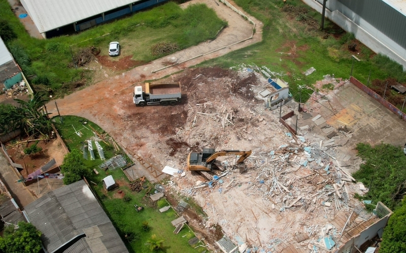  Primeira fase da Escola Prefeito Mario de Menezes segue a todo vapor