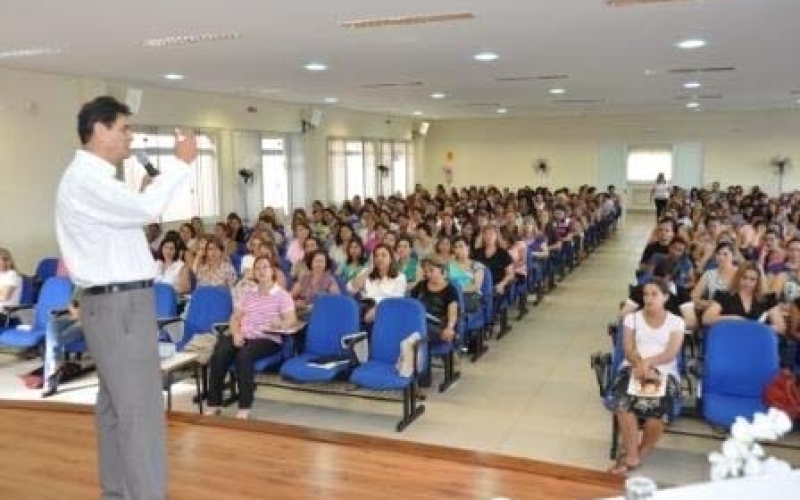 Prefeito propõe política de méritos na educação municipal