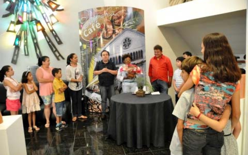 Exposição dos cursos de desenho e cerâmica