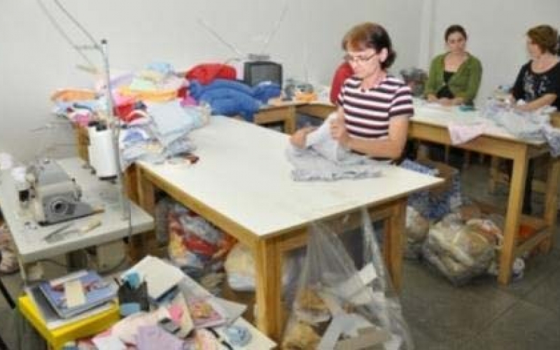 Cursos de Costura e Manipulação de Alimentos