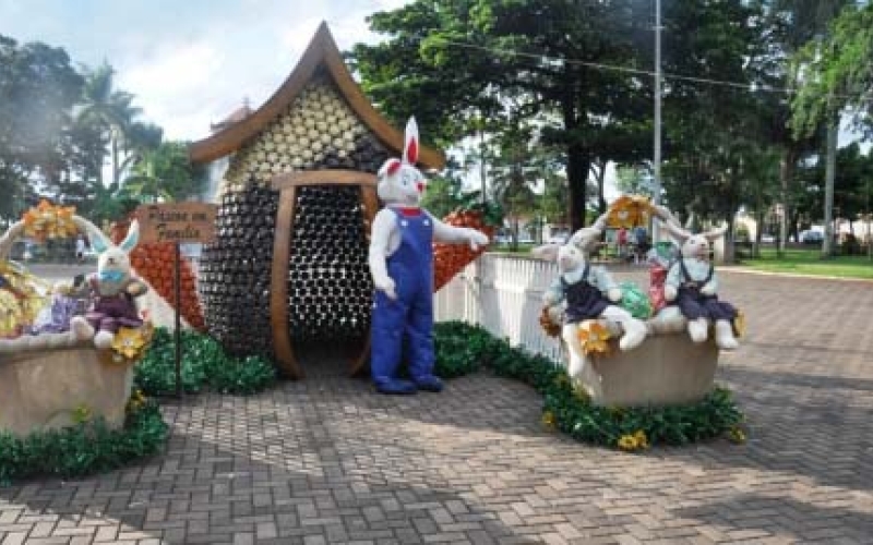 Praça Pio XII ganha decoração de Páscoa com garrafas pet