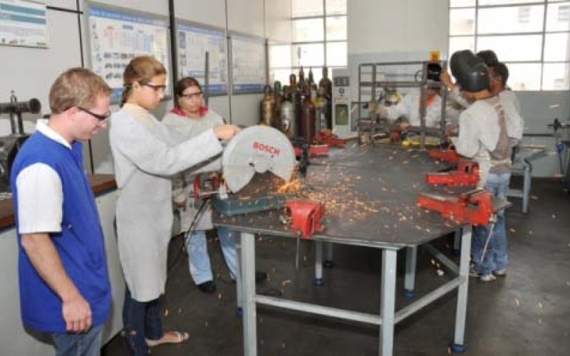 Novos serralheiros e operadores de empilhadeira