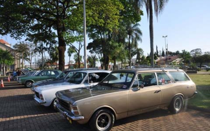 Carros antigos na Praça: um novo atrativo