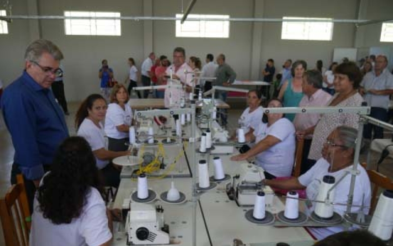 Prefeitura entrega incubadora de confecção industrial