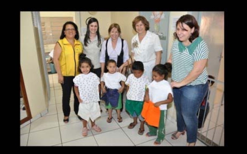 Entrega de roupas a crianças da Taquara
