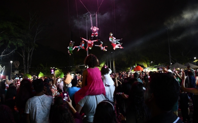 Em Ibiporã, Papai Noel vindo do céu ao som do grupo Entre Nós e acompanhado pelo Circo Tangará causa surpresa, aplausos e olhares encantados