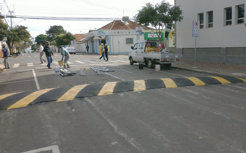 PARE! Alteração no sentido preferencial e instalação de redutor de velocidade atendem necessidades de cruzamento central