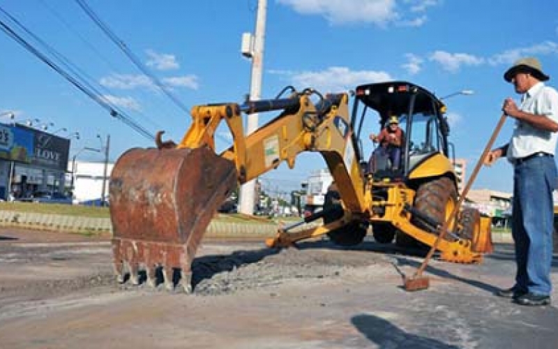 Administração Municipal realiza melhorias no asfalto da rotatória central