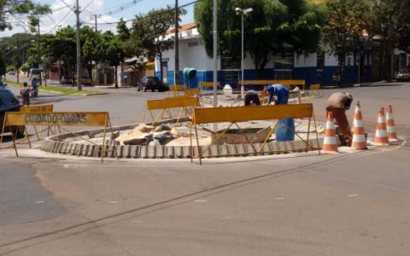 Rotatória da Av. Souza Naves com Estudantes está em construção