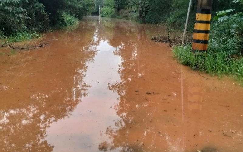 Trecho da Estrada da Jacutinga segue interditado pela Defesa Civil nesta quinta-feira