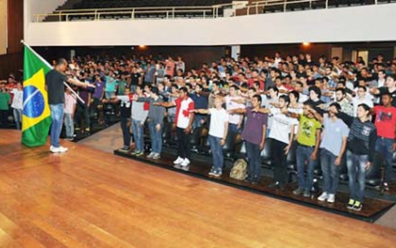 Mais de 350 jovens participam de cerimônia para dispensa de incorporação