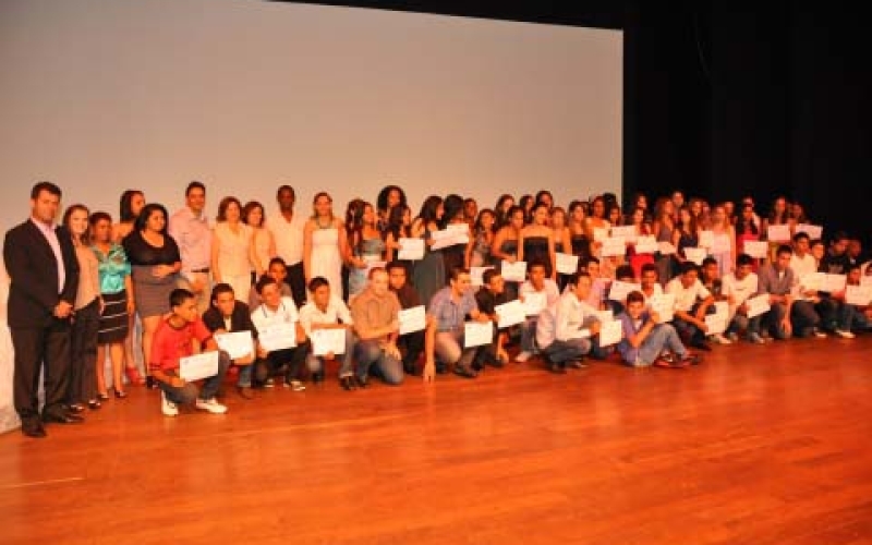 Alunos da Escola de Formação recebem diploma de curso básico em auxiliar administrativo