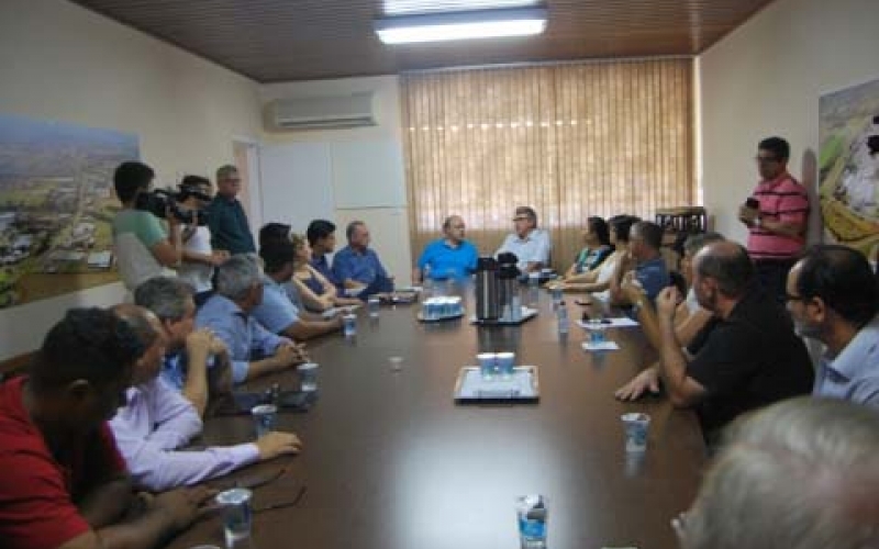 João Coloniezi recebe visita do deputado Hauly