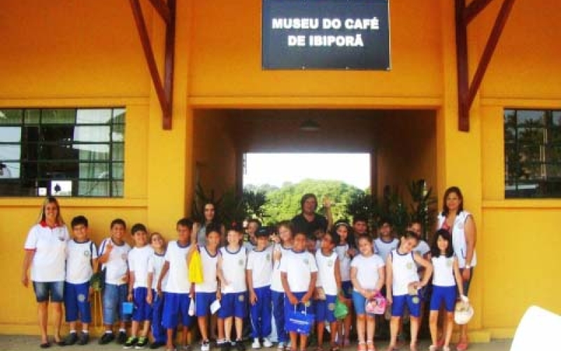 Alunos visitam o Museu do Café
