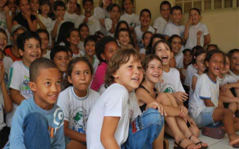 Teatro divulga campanha de separação de lixo nas escolas