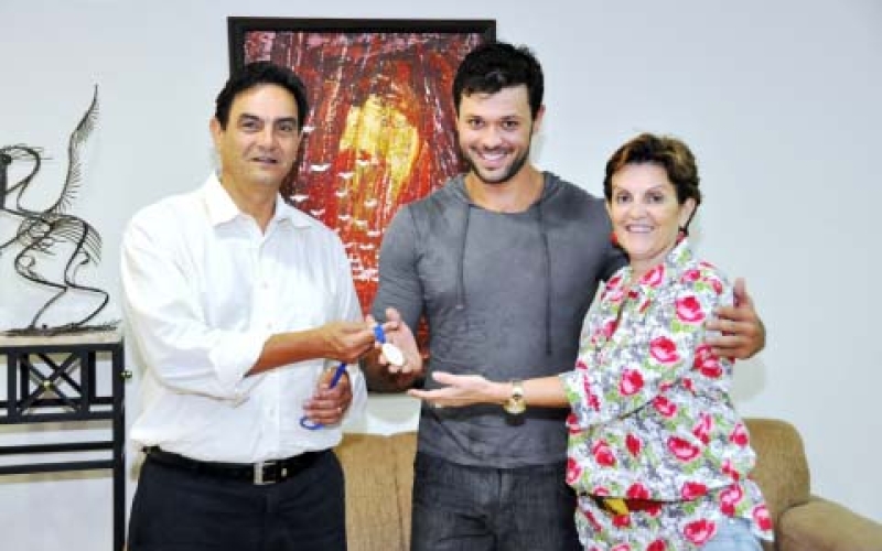 Socorrista do Samu recebe medalha por parto em ambulância
